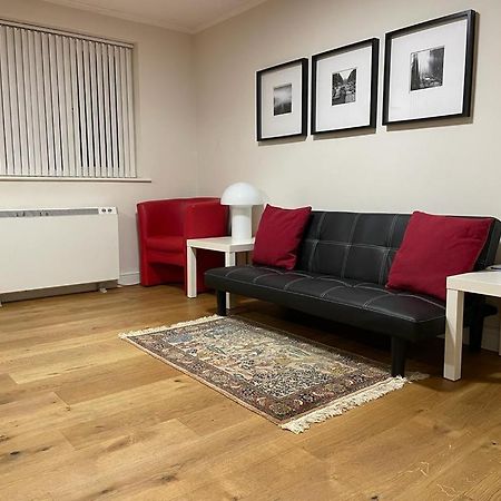 Morden Flat Close To Dlr Station With Free Parking Лондон Екстериор снимка