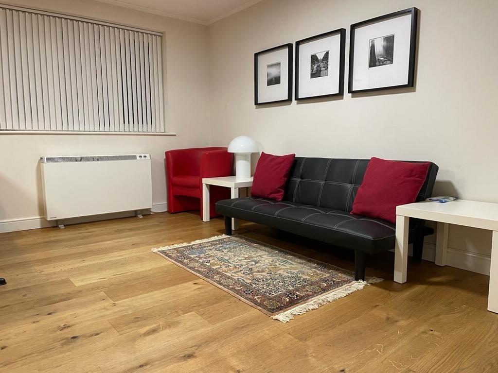 Morden Flat Close To Dlr Station With Free Parking Лондон Екстериор снимка
