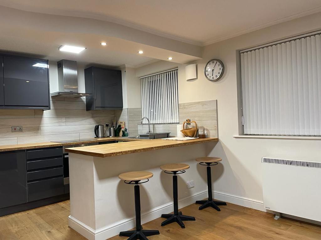 Morden Flat Close To Dlr Station With Free Parking Лондон Екстериор снимка