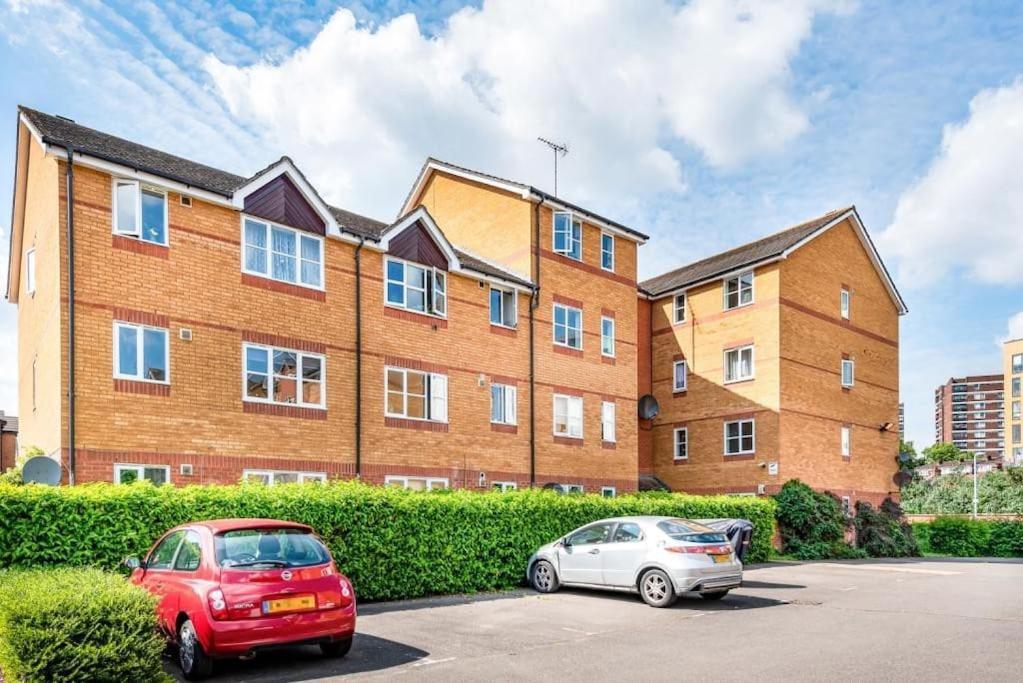 Morden Flat Close To Dlr Station With Free Parking Лондон Екстериор снимка